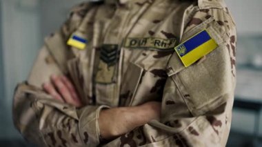 Ukrayna askeri üniforması içinde bayrak ve sembolle Ukrayna amblemi ve ulusal sembol tasvir edilmiştir..
