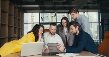 Takım çalışması, başarıya giden yol ve yol boyunca zorlukların üstesinden gelmek. Genç bir ofis çalışanı iş arkadaşlarına konuşmanın özünü anlatıyor..