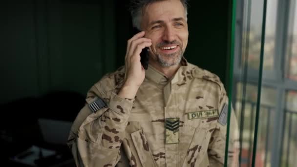 Zbliżenie Zdjęcia Siwego Szczęśliwego Żołnierza Kamuflażu Który Mówi Przez Telefon — Wideo stockowe