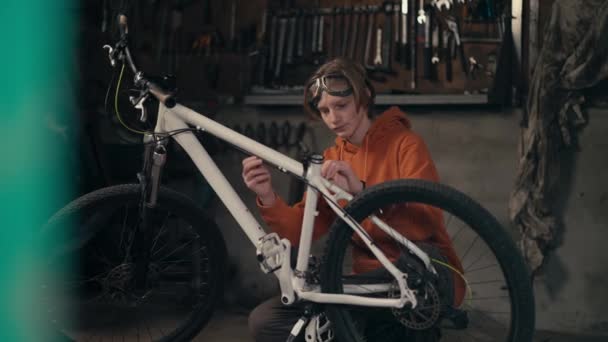 Серьезное Посвящение Подростки Страсть Техническому Обслуживанию Ремонту Велосипедов Мастерской — стоковое видео