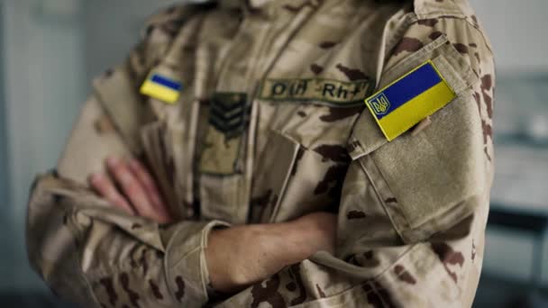 Ukraiński Żołnierz Mundurze Wojskowym Flagą Szewronem Przedstawiającym Trójząb Godło Ukrainy — Wideo stockowe