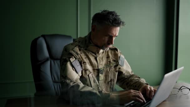 Soldado Trabalhando Com Laptop Casa Vida Quotidiana Militar Reserva Trabalho — Vídeo de Stock