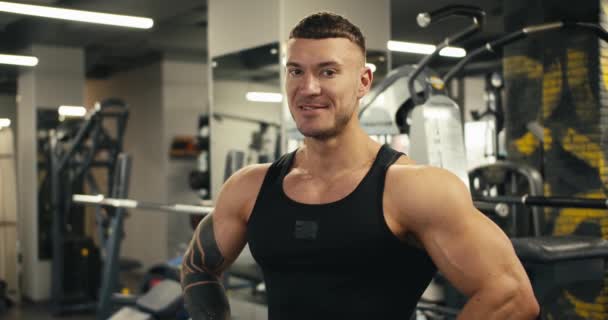 Porträt Eines Starken Athleten Der Fitnessstudio Trainiert Und Menschen Trainiert — Stockvideo