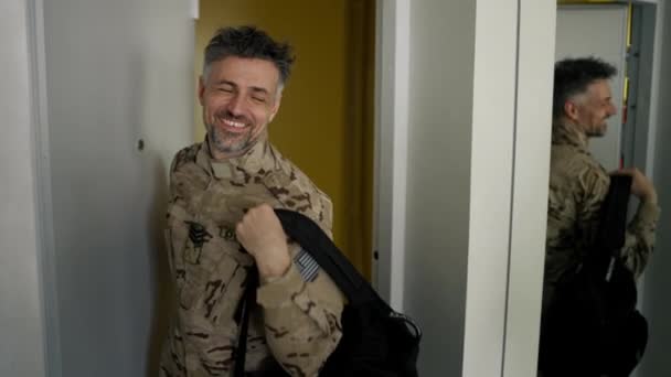 Ένας Στρατιωτικός Επιστρέφει Σπίτι Του Ευτυχισμένο Ζευγάρι Καιρώ Πολέμου Χαρούμενη — Αρχείο Βίντεο