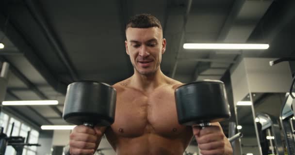 Portrait Young Happy Bodybuilder Naked Torso Who Looks Camera Holds — Stock Video