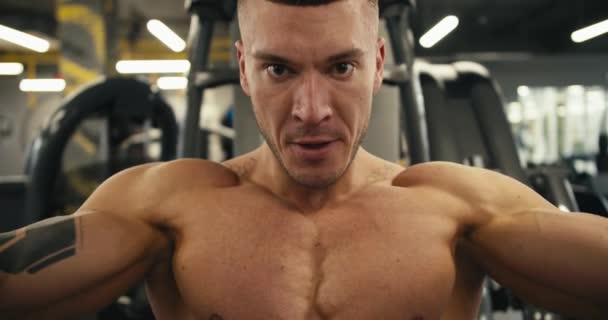 Retrato Atleta Focado Flexiona Músculos Dos Braços Simulador Vista Perto — Vídeo de Stock