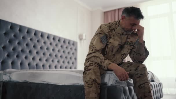 Der Traurige Soldat Sitzt Auf Dem Bett Und Denkt Nach — Stockvideo