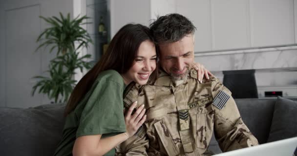 一对军事夫妇在网上与亲戚朋友交流 网上交流 — 图库视频影像