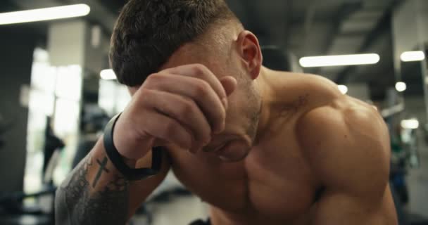 Schöner Hemdloser Mann Mit Nacktem Muskulösem Oberkörper Steht Nach Bodybuilding — Stockvideo