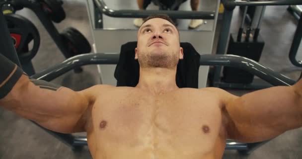 Potret Seorang Pria Kaukasia Sporty Melambaikan Tangannya Sambil Mengangkat Barbel — Stok Video