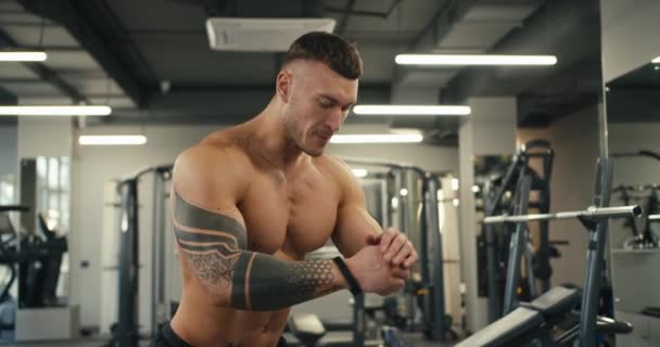 Mladý Muž Sportovec Nahým Trupem Tetování Provádí Dřepy Zatímco Tělocvičně — Stock video