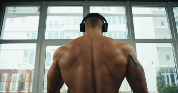 Rear View Young Athletic Man Relief Back Wearing Headphones Who — Stock Video