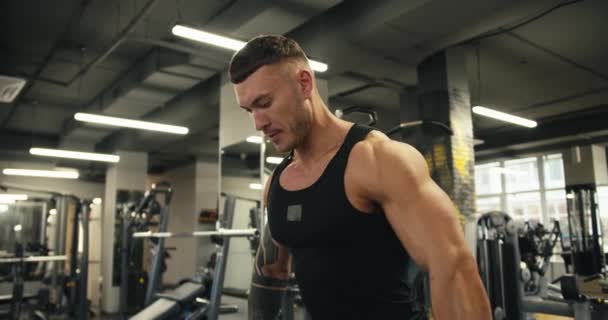 Nahaufnahme Eines Athletischen Mannes Der Ungewöhnliche Langhantellocken Macht Muskelmasse Gewinnen — Stockvideo