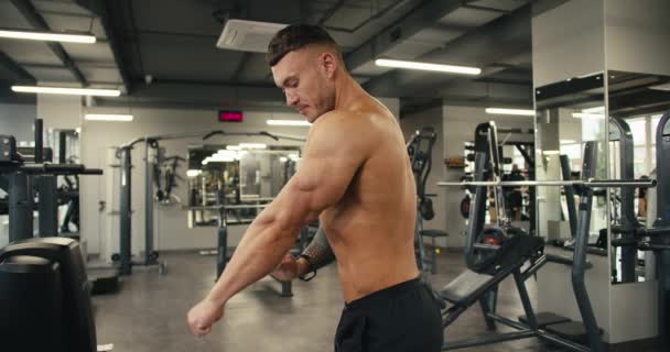 Jovem Atleta Com Tronco Posa Mostra Seus Músculos Resultado Trabalho — Vídeo de Stock
