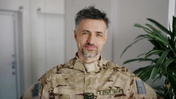 Ritratto Soldato Camuffato Che Tiene Bandiera Americana Sorridi Faccia Patriottismo — Video Stock