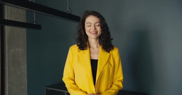 Başlık Önerisi Kendinden Emin Şık Genç Kadını Sarı Ceketli Kamera — Stok video