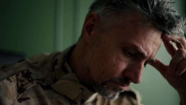Soldado Deprimido Sentado Atrás Parede Militar Sofrendo Trauma Psicológico Após — Vídeo de Stock