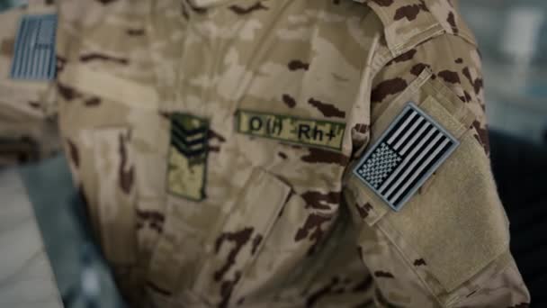 Soldat Camouflage Assoit Une Table Tourne Tête Vers Caméra Caméra — Video