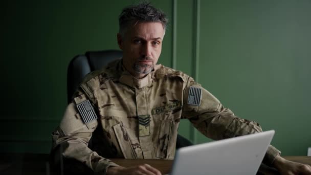 Żołnierz Pracujący Laptopem Domu Spójrz Kamerę Codzienne Życie Wojskowego Rezerwie — Wideo stockowe