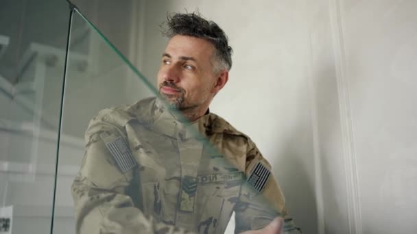Ένας Στρατιώτης Καμουφλάζ Κάθεται Στις Σκάλες Και Κοιτάζει Από Απόσταση — Αρχείο Βίντεο