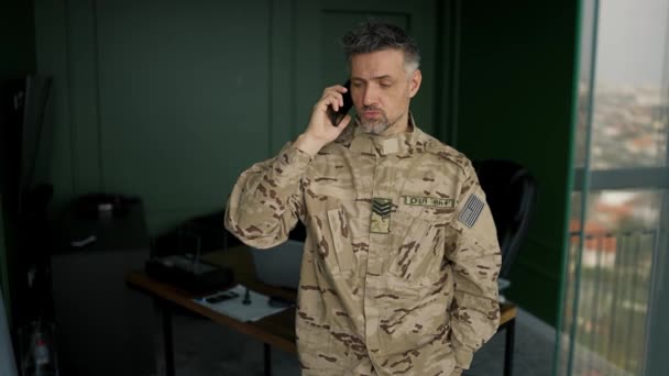 Zastřelen Šedovlasým Vojákem Maskáčích Který Mluví Telefonu — Stock video