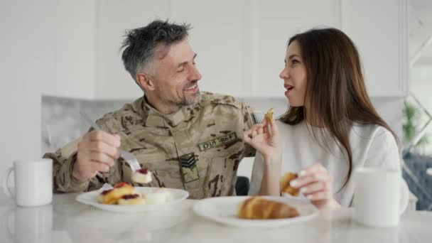 Στρατιώτης Τρώει Πρωινό Και Κουβεντιάζει Την Κοπέλα Του Χαρούμενο Πρωινό — Αρχείο Βίντεο