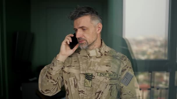 Tiro Soldado Cabelos Grisalhos Camuflagem Que Fala Telefone — Vídeo de Stock