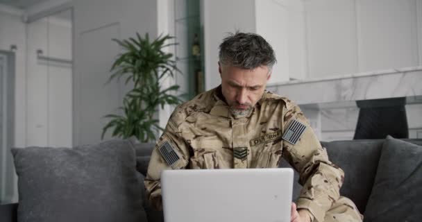 군인들 노트북을 가지고 일하고 있습니다 구역에 군인의 온라인 에서의 의사소통 — 비디오