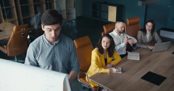 Innovativ Projektpresentation Team Collaboration Action Ung Talare Förklarar Idén Med — Stockvideo