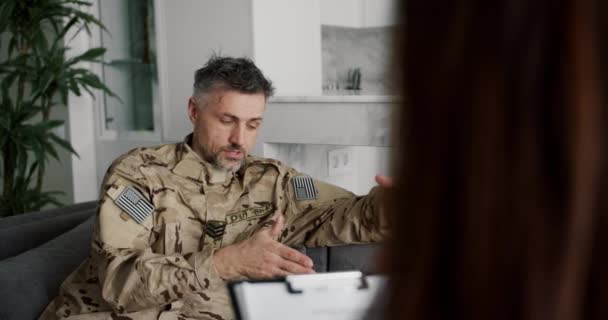 和医生说话 士兵在室内与心理医生进行治疗 — 图库视频影像