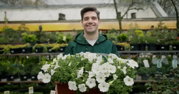 Botanische Schoonheid Glimlachende Bloemist Holding Plants Green Uniform Bij Specialized — Stockvideo