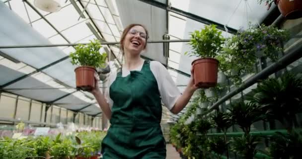 Rythme Joyeux Verdure Danser Avec Des Plantes Dans Magasin Spécialisé — Video