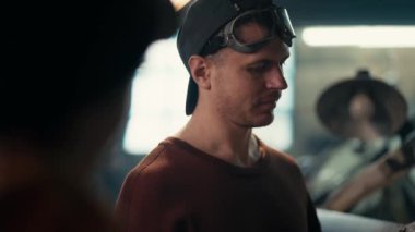 Otomotiv Bakım Sanatı: Kahverengi Ceketli Bir Tamircinin Zanaatına Yakın Bakış.