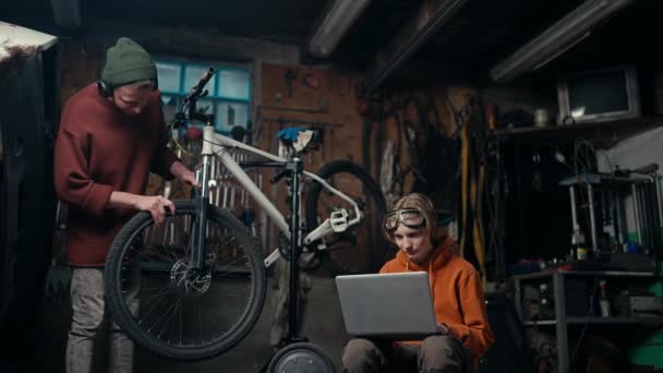 Επισκευή Ποδηλάτων Πατέρα Γιου Οικοδόμηση Ομολόγων Και Δεξιοτήτων Μέσω Hands — Αρχείο Βίντεο