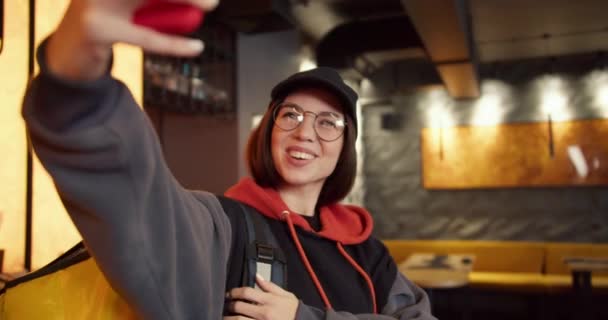 Κομψό Κορίτσι Παράδοση Πολυτελές Εστιατόριο Κάνοντας Μια Selfie — Αρχείο Βίντεο