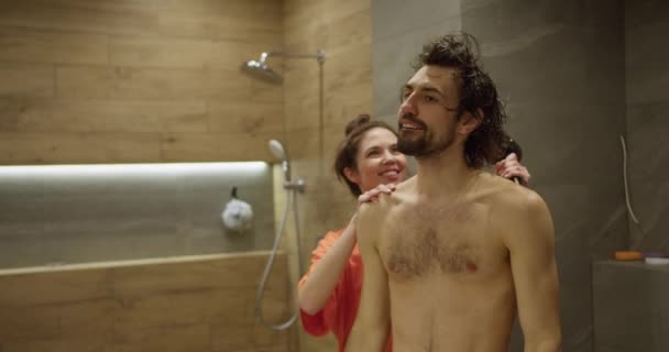现代家居造型 浴室镜中吹风吹风吹头发的夫妇 — 图库视频影像