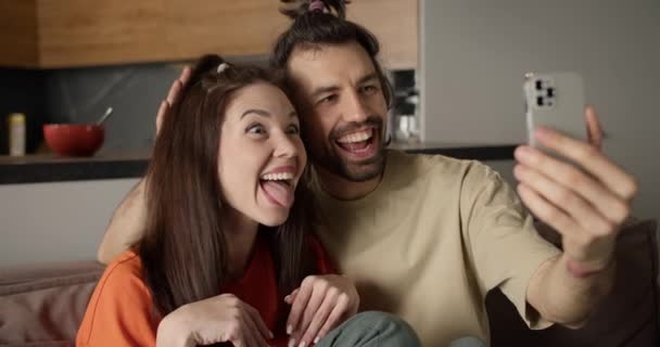 Jeune Brunette Couples Ludique Mignon Selfie Moment Sur Canapé — Video