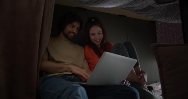 Diy Love Nest Ζευγάρια Cozy Retreat Laptop Μουσική Και Γαλήνη — Αρχείο Βίντεο