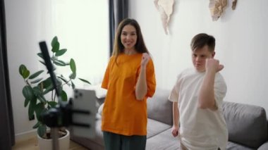 Downs Sendromlu adam evinde kameranın önünde dans ediyor. Gülümseyen bir kızla, ağır çekim..