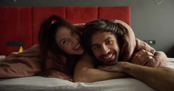 Liebe Rosa Decke Glückliches Und Verspieltes Paar Bett — Stockvideo