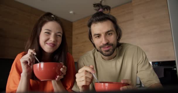 Jeune Couple Profitant Petit Déjeuner Des Vidéos Drôles Dans Leur — Video