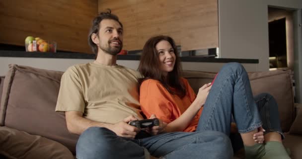 Junges Paar Beim Konsolenspiel Lässige Beziehung Unterstützung Und Spaß Beim — Stockvideo