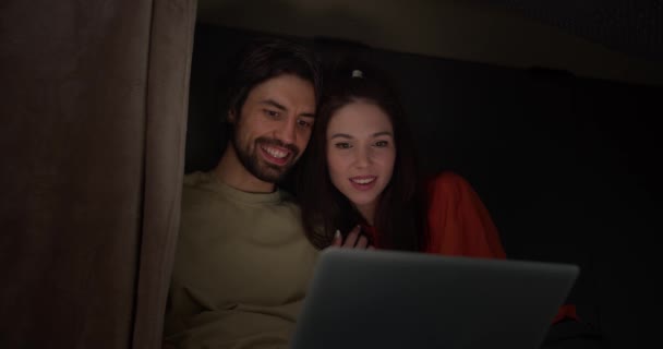 Hangulatos Diy Shelter Two Egy Romantikus Éjszaka Laptoppal Zseblámpával — Stock videók