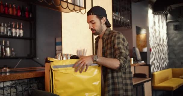 Kimerült Sárga Hátizsákos Futár Jött Egy Kávézóba Rendelésre Vár Fáradtnak — Stock videók