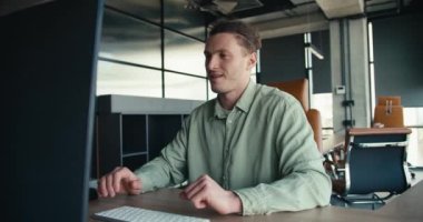 Zafer Rahatlama: Yeşil Gömlekli Ofis Vahasında Hedeflere Ulaşmak ve Çözülmek.