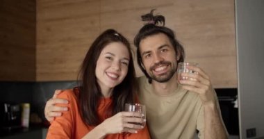 Mutlu Esmer Çift Endüstriyel Mutfakta Ferahlatıcı Su ve Elmaların Tadını Çıkartıyor.