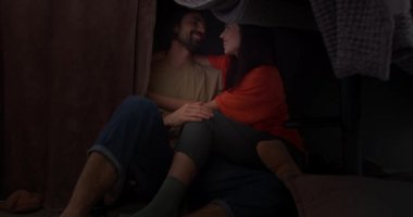 Konforlu Ev Yapımı Kalesi: Loş Işıkta Sevilen Bir Çift Arasındaki Romantik Sohbet ve Yakınlık.
