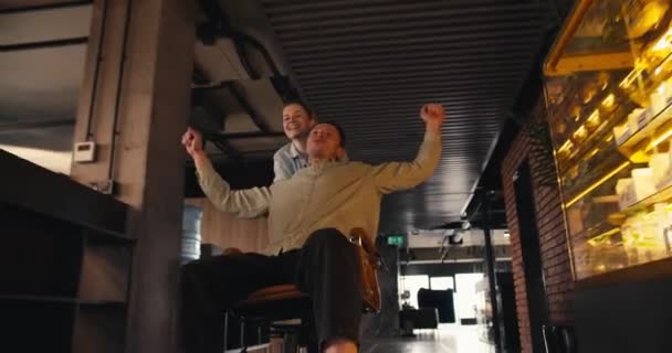 Aufregende Bürofahrt Brünetter Kerl Und Blondes Mädchen Auf Einem Rollstuhl — Stockvideo