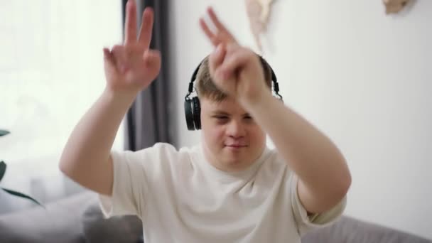 Chlápek Downovým Syndromem Skvěle Baví Doma Obýváku Poslouchá Hudbu — Stock video