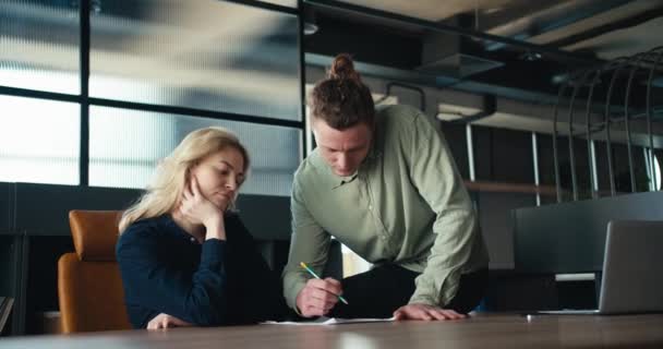Effektive Kommunikation Brünetter Mann Erklärt Der Blonden Frau Büro — Stockvideo